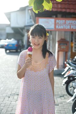 老赵抱着媛媛在厨房里